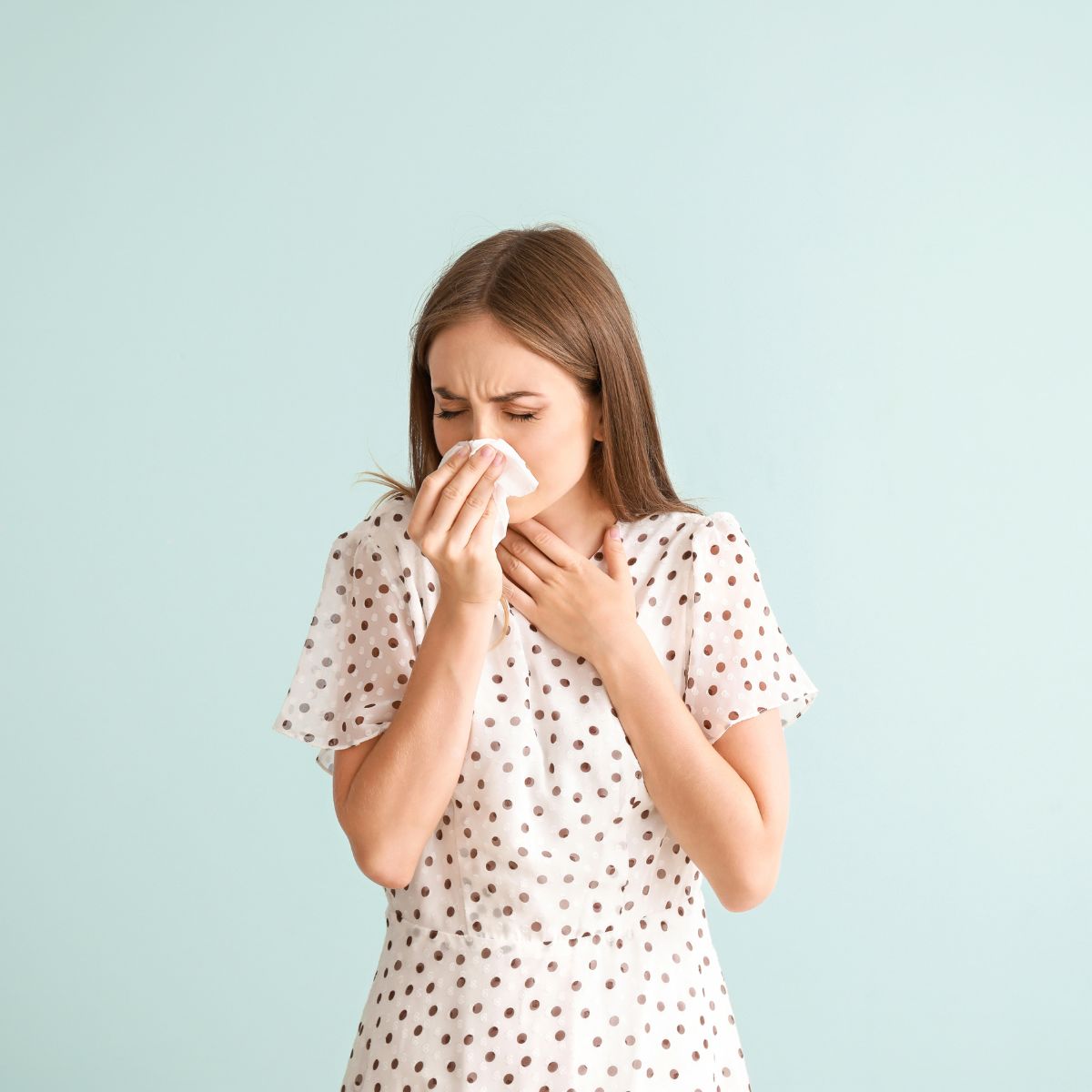 sneezing woman allergy natural relief