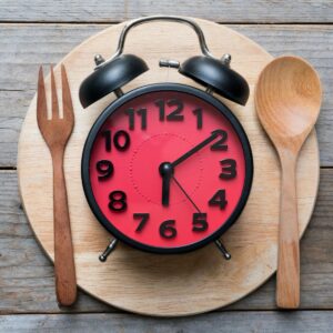 Intermittent fasting clock in a plate meal